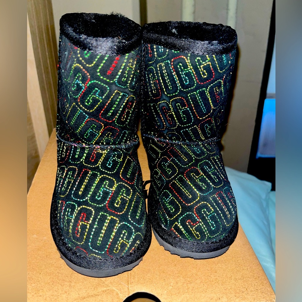 Toddler girls Ugg’s boots brand new never worn size 7